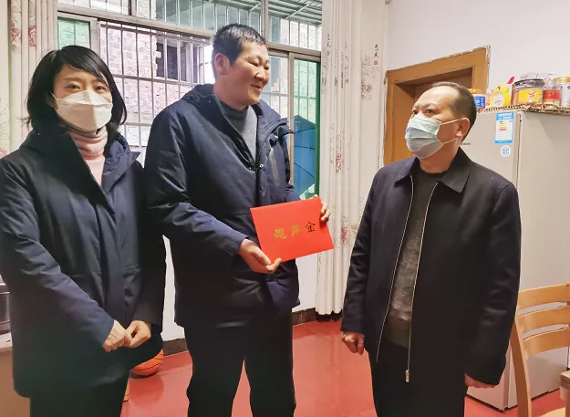 江西長(zhǎng)運(yùn)多家子公司開(kāi)展慰問(wèn)困難職工活動(dòng)(二)