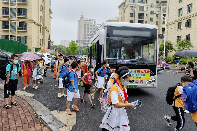 新余公交:開學(xué)季 校園直通車進(jìn)小區(qū)
