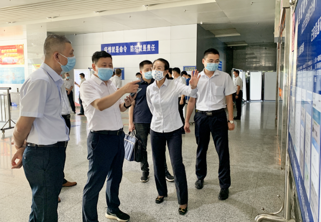 都市城際公交:市交通局、市道路運輸服務(wù)中心領(lǐng)導督導南昌長途汽車西站疫情防控工作