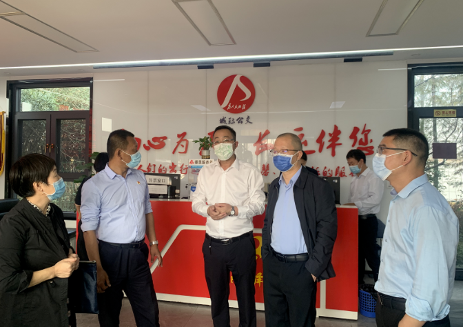 都市城際公交:省交通運輸廳領(lǐng)導調(diào)研瑤湖西驛站、新洪大客運驛站生產(chǎn)經(jīng)營