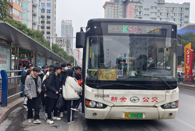 新余公交:現(xiàn)場緊急調(diào)配運力 確保學生有序返校