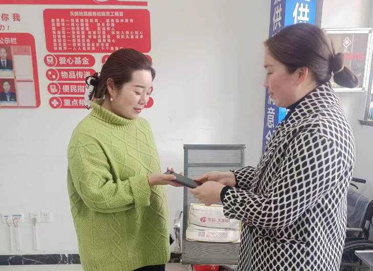 鄱陽(yáng)長(zhǎng)運(yùn):旅客大意失手機(jī) 車站拾金不昧暖人心