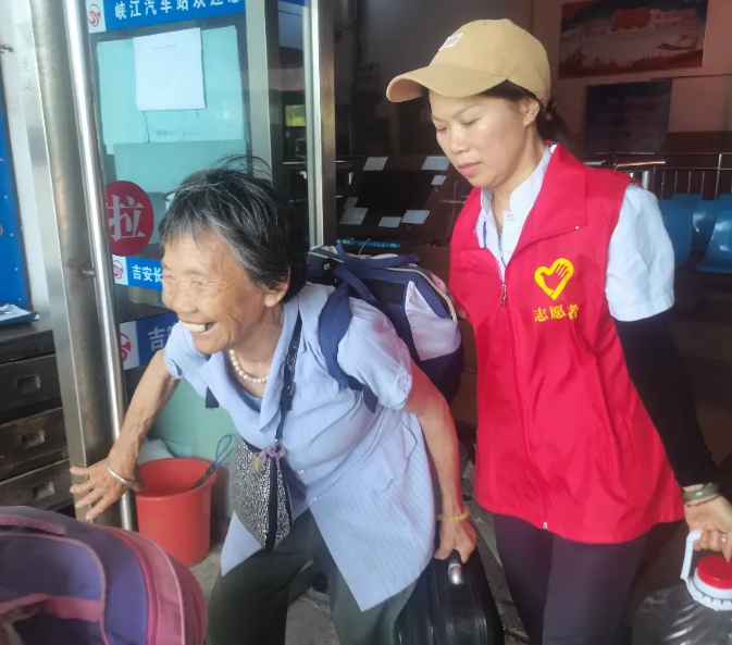 吉安長(zhǎng)運(yùn):乘車(chē)遇到紅馬甲 老人臉上笑開(kāi)花